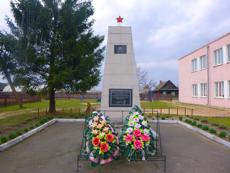 Памяти 60. Костечко Пинский район деревня Тепенец. Сукромля памятник односельчанам. Обелиск односельчанам большой Барандат. Пинский район деревня старые Кленки.